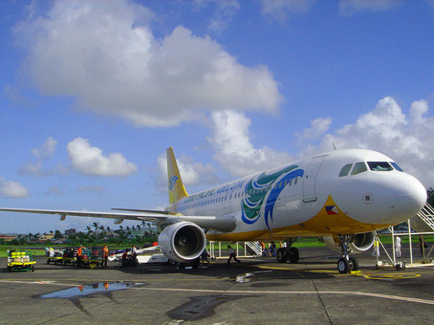 Cebu_Pacific_Airbus_A320-200_at_Legazpi_Airport